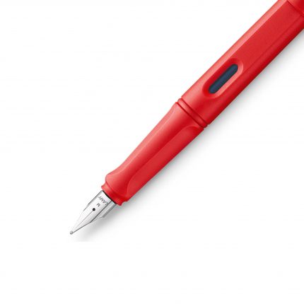 خودنویس لامی سافاری توت فرنگی، این قلم در سال 2022 در دو رنگ کرم و توت فرنگی عرضه شد و برای مدت محدودی در دسترس می باشد، این دو رنگ بر گرفته از  یک دسر خوشمزه می باشند.