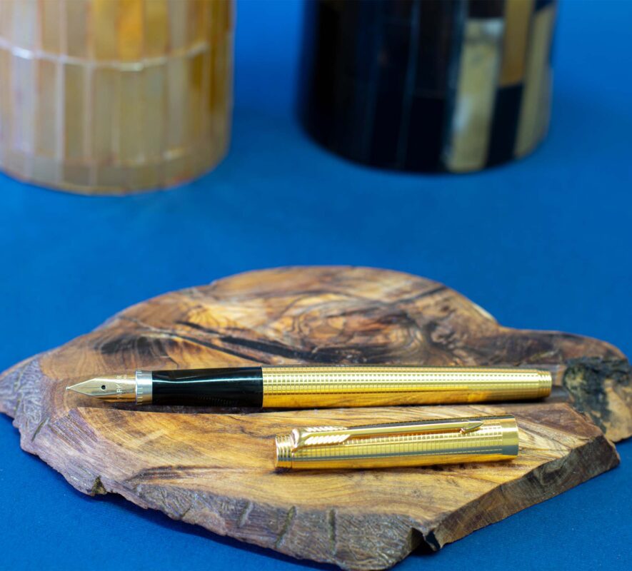 خودنویس پارکر 75 طلایی، این خودنویس یکی از تولیدات بسیار ارزشمند از برند پارکر است، بدنه این خودنویس از طلای 14 عیار روکش شده است. نوک این قلم از طلای 14 عیار و در سایز نوشتاری مدیوم میباشد.